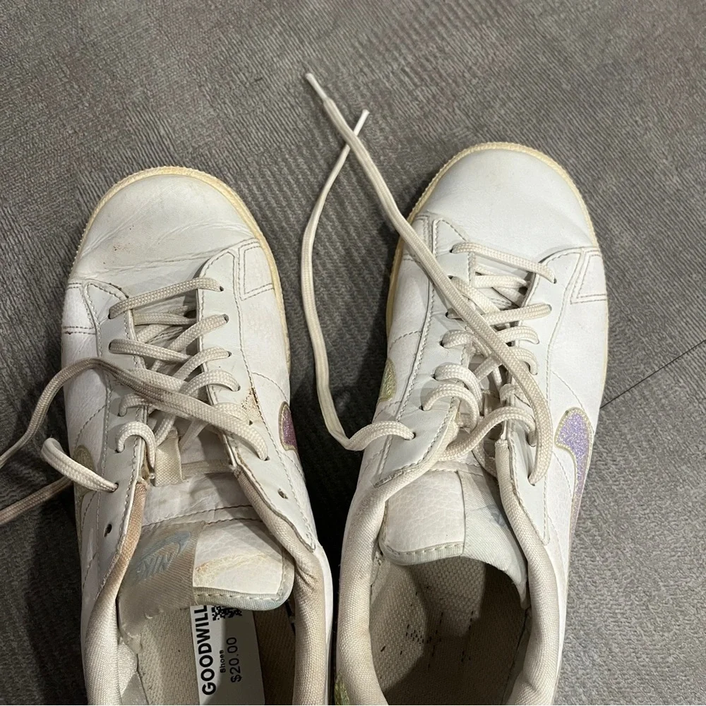 Nike Low rise White Sneakers with Iridescent Nike Logo US 9